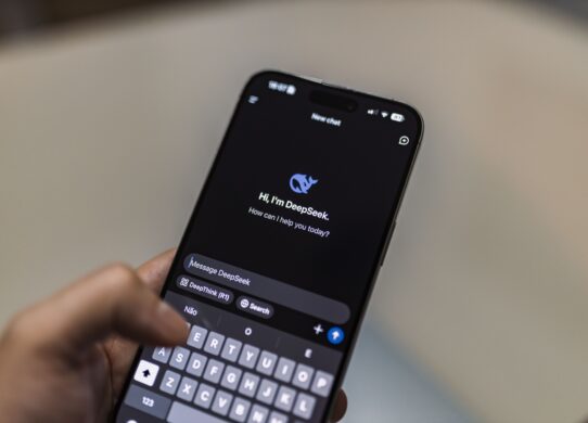 GSM van een persoon die met AI chat