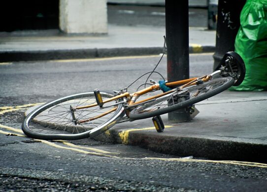 Gevallen fiets op de stoep grond
