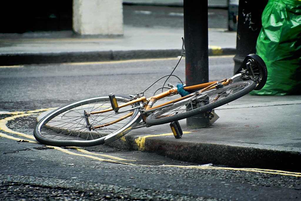 Gevallen fiets op de stoep grond