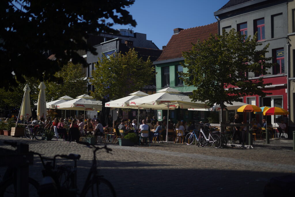 Oude Beestenmarkt op een zonnige zondagnamiddag.