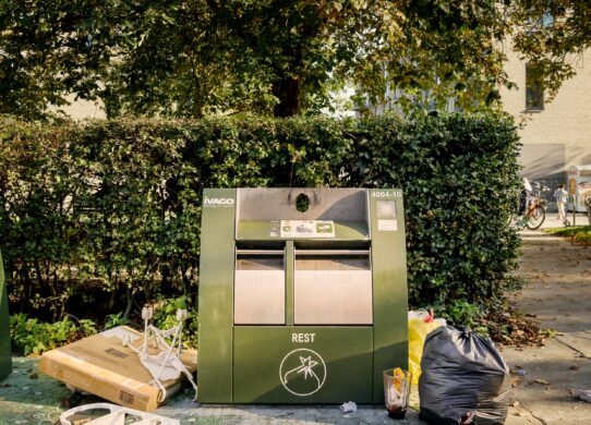 Restvuilbak in Gent met ernaast heel wat zwerfvuil.